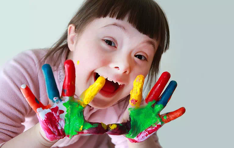 Dziecko z pomazanymi dłońmi farbą